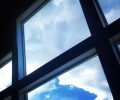 Pogled skozi okno v nebo